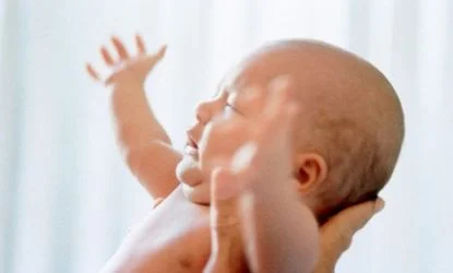 Baby woken from quieter sleep having moro reflex with tummy muscles