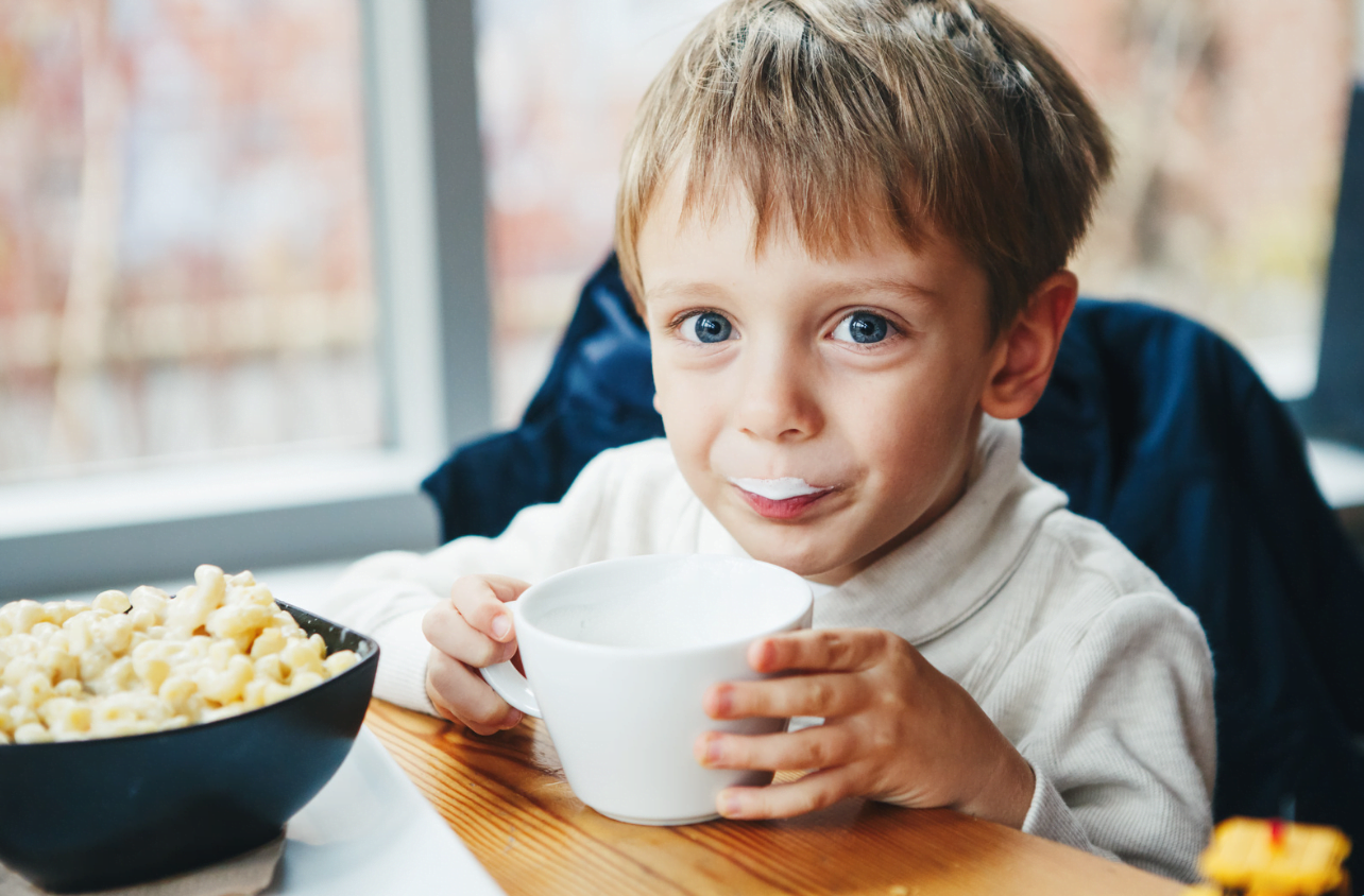 child enjoying plant based milks to avoid allergic reactions