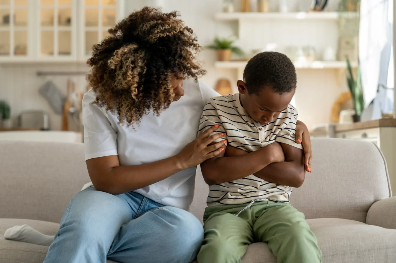 Mom supporting good behavior and showing clear boundaries